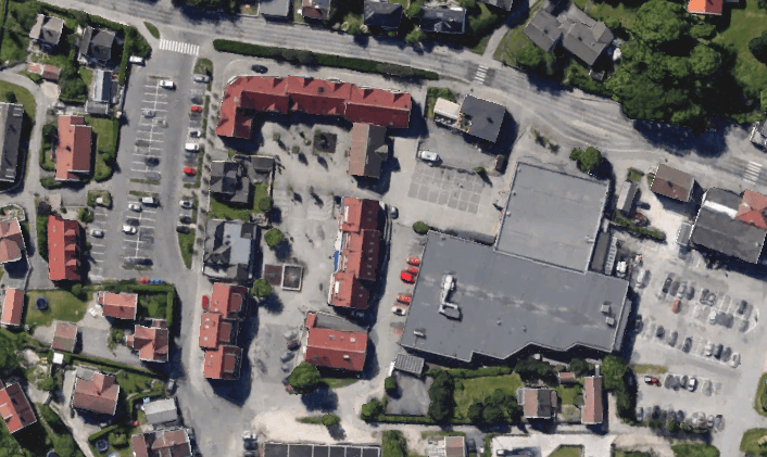 Flyfoto av Gressvik Torg med parkering markert på vestsiden